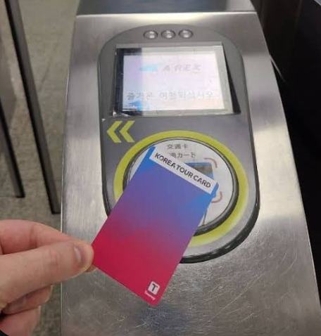 Tapping at the Subway Gate. 출처: In My Korea